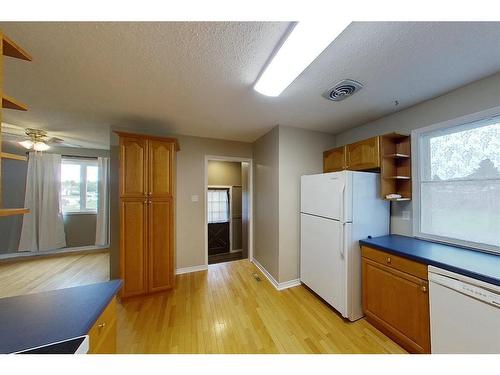 705 8 Street, Fox Creek, AB - Indoor Photo Showing Kitchen