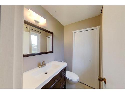 705 8 Street, Fox Creek, AB - Indoor Photo Showing Bathroom