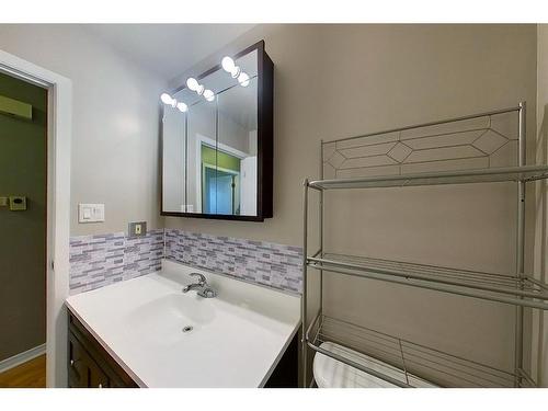 705 8 Street, Fox Creek, AB - Indoor Photo Showing Bathroom