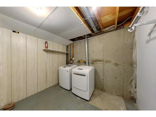 705 8 Street, Fox Creek, AB - Indoor Photo Showing Laundry Room