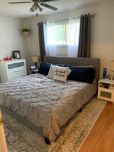 407 5 Street North, Fox Creek, AB - Indoor Photo Showing Bedroom