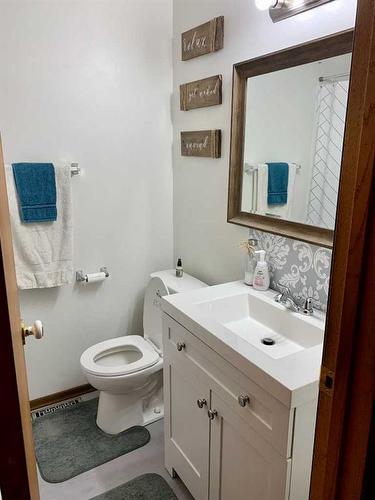 407 5 Street North, Fox Creek, AB - Indoor Photo Showing Bathroom