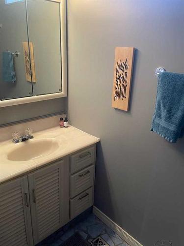 407 5 Street North, Fox Creek, AB - Indoor Photo Showing Bathroom