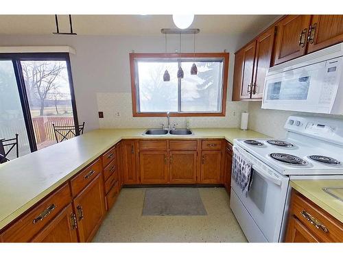 682004-Range Road 220.5, Rural Athabasca County, AB - Indoor Photo Showing Kitchen With Double Sink