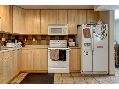 1-426 Marten Street, Banff, AB - Indoor Photo Showing Kitchen