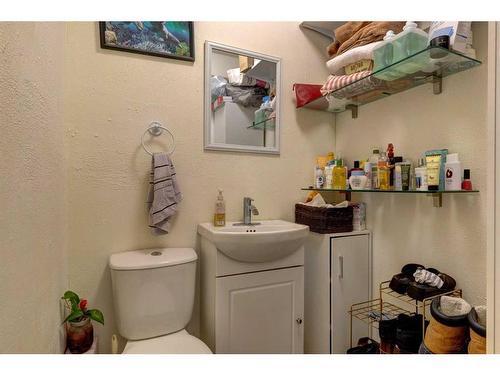 1-426 Marten Street, Banff, AB - Indoor Photo Showing Bathroom