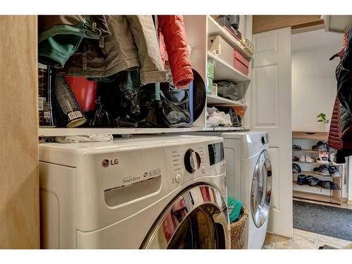 1-426 Marten Street, Banff, AB - Indoor Photo Showing Laundry Room