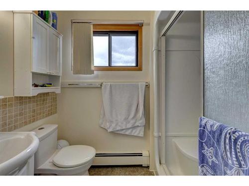 1-426 Marten Street, Banff, AB - Indoor Photo Showing Bathroom