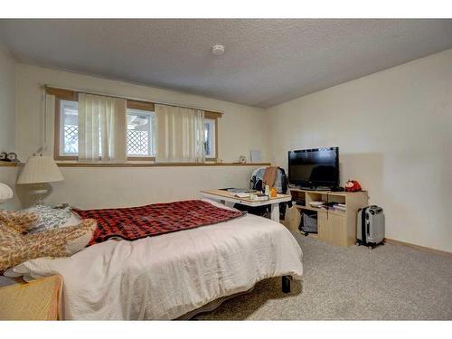 1-426 Marten Street, Banff, AB - Indoor Photo Showing Bedroom