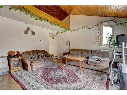 1-426 Marten Street, Banff, AB - Indoor Photo Showing Living Room