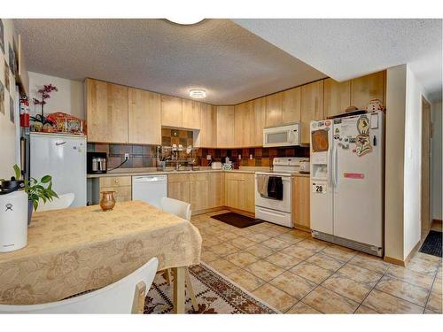 1-426 Marten Street, Banff, AB - Indoor Photo Showing Kitchen