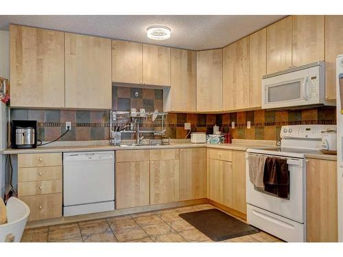 1-426 Marten Street, Banff, AB - Indoor Photo Showing Kitchen With Double Sink