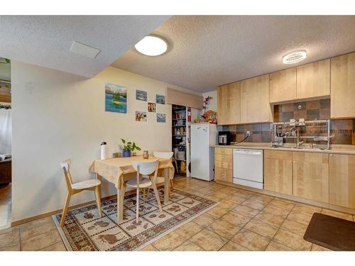 1-426 Marten Street, Banff, AB - Indoor Photo Showing Kitchen