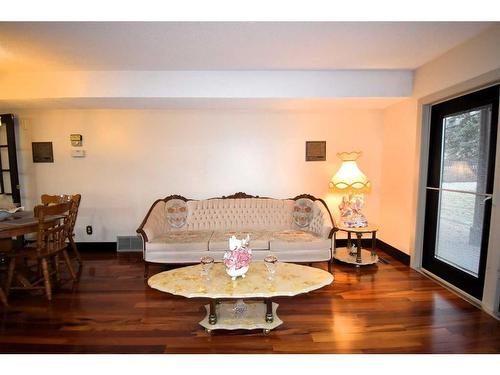 105 Mcpherson Square Square, Hinton, AB - Indoor Photo Showing Living Room