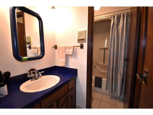 105 Mcpherson Square Square, Hinton, AB - Indoor Photo Showing Bathroom