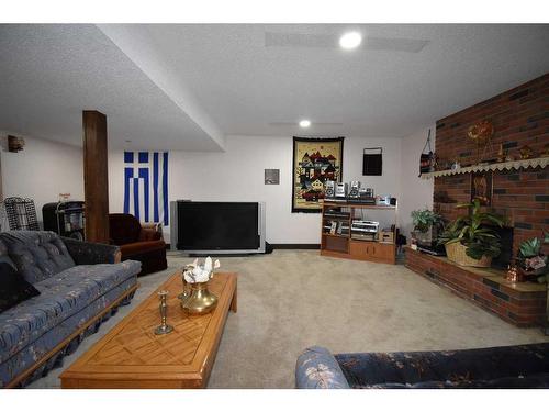 105 Mcpherson Square Square, Hinton, AB - Indoor Photo Showing Living Room