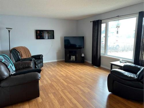 708 8 Street, Fox Creek, AB - Indoor Photo Showing Living Room