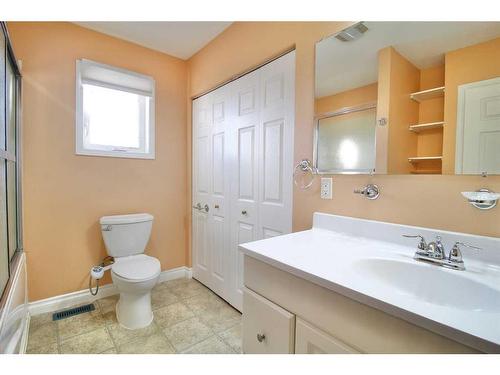 106 Chetamon Drive, Hinton, AB - Indoor Photo Showing Bathroom