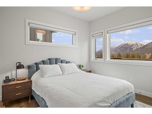 301B-209 Stewart Creek Rise, Canmore, AB - Indoor Photo Showing Bedroom