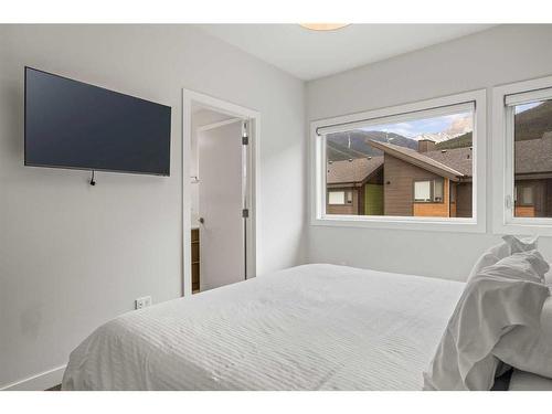 301B-209 Stewart Creek Rise, Canmore, AB - Indoor Photo Showing Bedroom