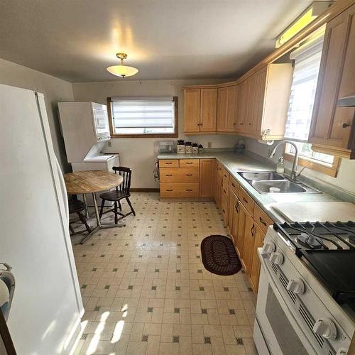 4827 5 Avenue, Edson, AB - Indoor Photo Showing Kitchen With Double Sink