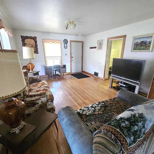 4827 5 Avenue, Edson, AB - Indoor Photo Showing Living Room