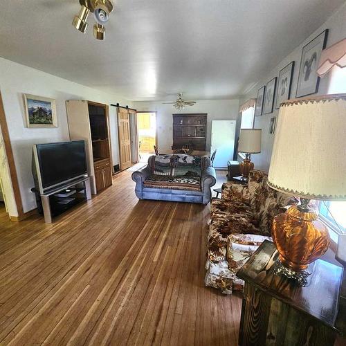 4827 5 Avenue, Edson, AB - Indoor Photo Showing Living Room