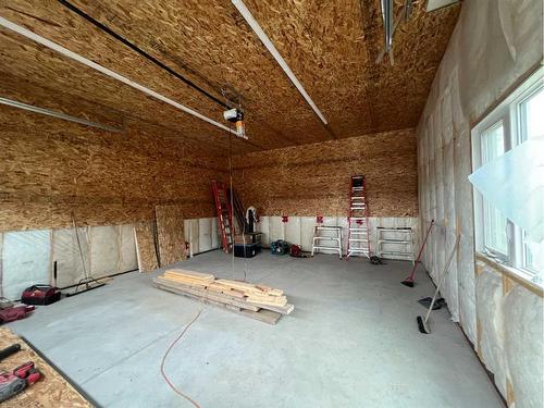 510 4 Avenue, Fox Creek, AB - Indoor Photo Showing Garage