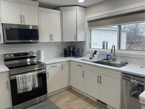 510 4 Avenue, Fox Creek, AB - Indoor Photo Showing Kitchen