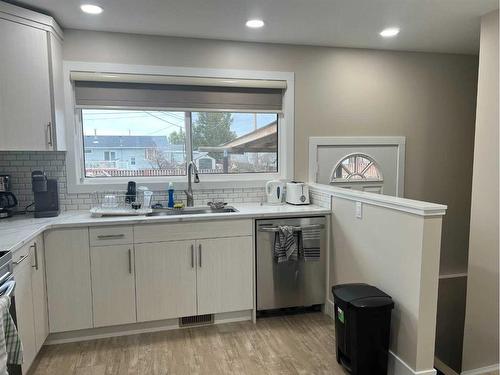 510 4 Avenue, Fox Creek, AB - Indoor Photo Showing Kitchen With Double Sink