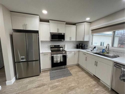 510 4 Avenue, Fox Creek, AB - Indoor Photo Showing Kitchen