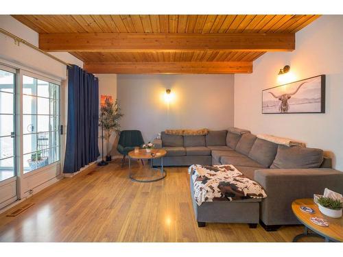 693028 Highway 813, Athabasca, AB - Indoor Photo Showing Living Room