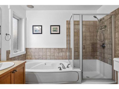 922 Lawrence Grassi Ridge, Canmore, AB - Indoor Photo Showing Bathroom