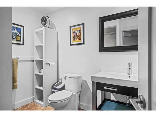 922 Lawrence Grassi Ridge, Canmore, AB - Indoor Photo Showing Bathroom