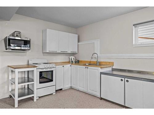 922 Lawrence Grassi Ridge, Canmore, AB - Indoor Photo Showing Kitchen