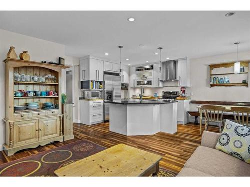 922 Lawrence Grassi Ridge, Canmore, AB - Indoor Photo Showing Kitchen With Upgraded Kitchen