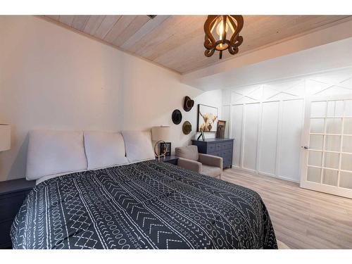 199 Moberly Drive, Hinton, AB - Indoor Photo Showing Bedroom