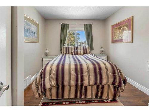 284 Eaton Drive, Hinton, AB - Indoor Photo Showing Bedroom