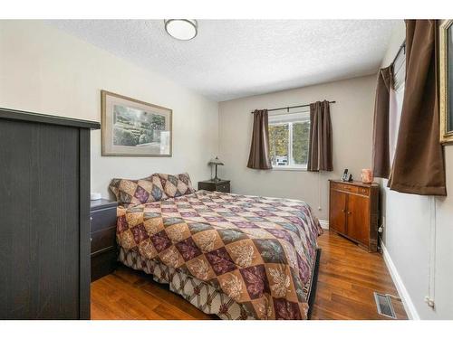 284 Eaton Drive, Hinton, AB - Indoor Photo Showing Bedroom