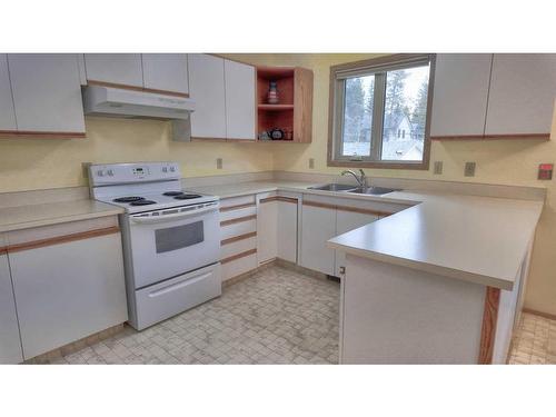 914 15Th Street, Canmore, AB - Indoor Photo Showing Kitchen With Double Sink