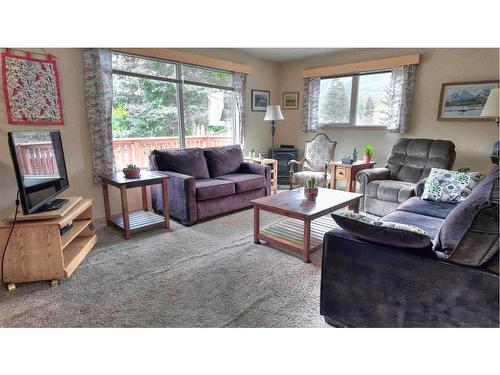 914 15Th Street, Canmore, AB - Indoor Photo Showing Living Room