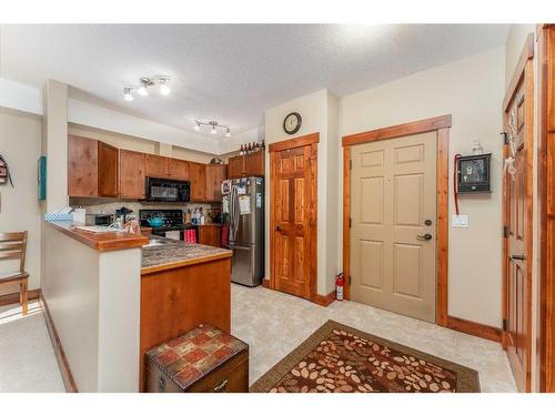 207-155 Crossbow Place, Canmore, AB - Indoor Photo Showing Kitchen