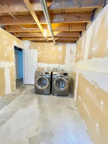 808 10 Street, Fox Creek, AB - Indoor Photo Showing Laundry Room