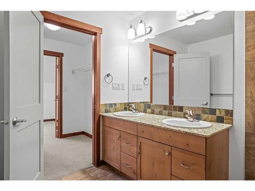 307-1002 8Th Avenue, Canmore, AB - Indoor Photo Showing Bathroom