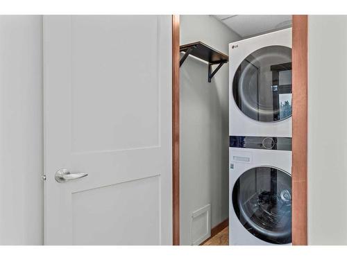 307-1002 8Th Avenue, Canmore, AB - Indoor Photo Showing Laundry Room