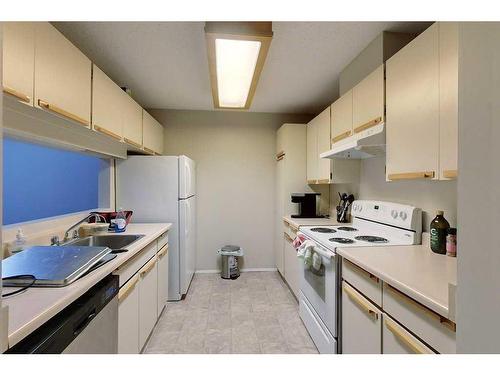 107-205 12 Avenue Sw, Slave Lake, AB - Indoor Photo Showing Kitchen With Double Sink