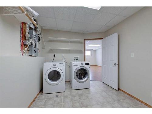 829 10 Avenue Sw, Slave Lake, AB - Indoor Photo Showing Laundry Room