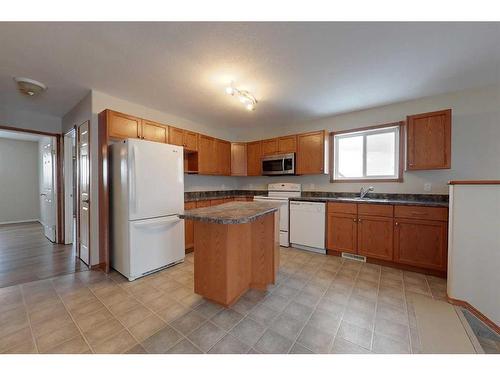 829 10 Avenue Sw, Slave Lake, AB - Indoor Photo Showing Kitchen