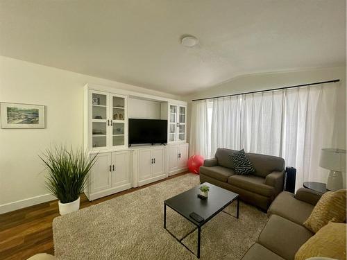 702 52 Street, Edson, AB - Indoor Photo Showing Living Room