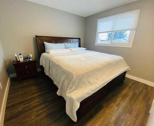 111 Sutherland Avenue, Hinton, AB - Indoor Photo Showing Bedroom